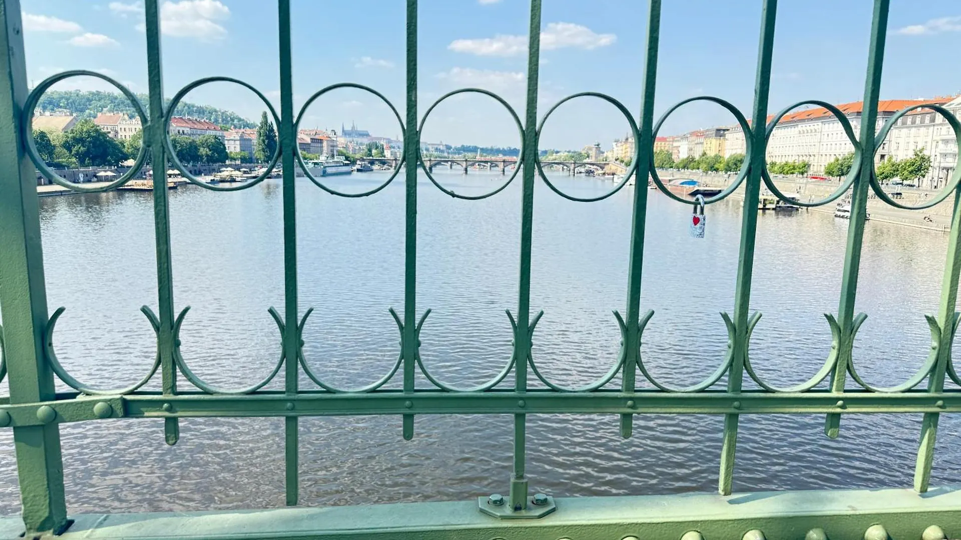 Free Parking - Cozy Apartment Near Vysehrad Railway Bridge Praag Tsjechië